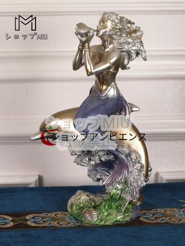Statue einer Meerjungfrau, die auf einem Delphin reitet. Meerjungfrau, Delphin, Muschelschale, Skulptur, Statue, Western-Artikel, Objekt, Figur, Innenraum, handgefertigt, Interieur-Zubehör, Ornament, westlicher Stil