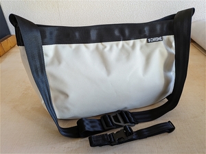 美品 CHROME クローム NEWSPAPER MESSENGER SM NATURAL ホワイト 容量9L 現行品 メッセンジャーバッグ