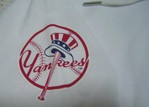 送料無料 MLB メジャーリーグ ベースボール ニューヨーク ヤンキース スウェット ワッペンロゴ パーカー 白 M MB14765 メンズ_画像4