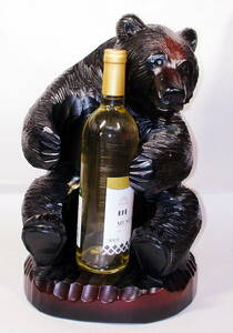 木製 瓶を抱く熊 