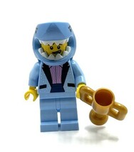 即決　未使用　レゴ LEGO ミニフィグ　シティ　シャークガイ　サメの被り物　スーツの男の人　サメの着ぐるみ　優勝カップ_画像1