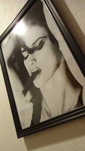 ペネロペ・クルスの絵の印刷物/ポスターが入った壁掛け・額縁フレーム額・黒・映画・女優・葉巻・煙草・アンティーク風・軽量