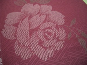 古布正絹洗い張り羽織生地はぎれ赤紫に薔薇の刺繍　302㎝　アンティーク昔着物リメイク古裂