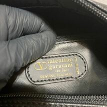 D12 1円 美品 VALENTINO GARAVANI ヴァレンティノ ガラヴァーニ ミニボストンバッグ ハンドバッグ V金具 ロゴ レザー ブラック _画像10