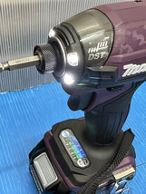 ●makita マキタ 充電式 インパクトドライバ TD002G 40Vmax 本体 バッテリー2個 充電器 専用ケース付 電動工具 未使用保管品●_画像3