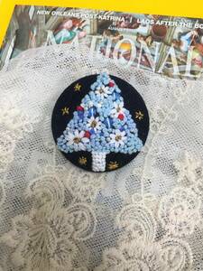 ♪ハンドメイド◆ブローチ◆ おしゃれ～キラキラ クリスマスツリー**手刺繍 ♪handmade ◆リネン 紺色【実物の写真・一点のみ】◆送料無料