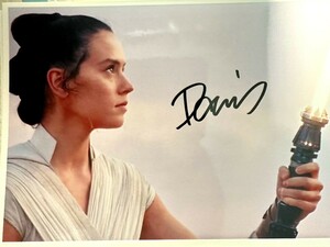 デイジー・リドリー直筆サイン入写真【サイズ約13cm×18cm】スター・ウォーズシリーズでジェダイを演じた女優