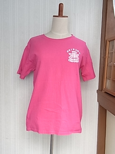 made inchina　沖縄のお土産のTシャツ　ピンク　バッグプリントにOKINAWA　SHISA　ロゴにシーサーの柄　
