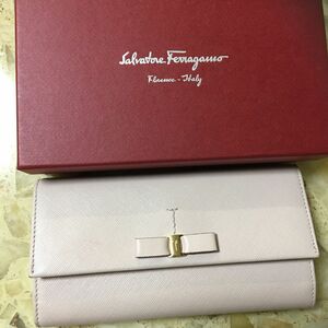 フェラガモ長財布　美品 Salvatore Ferragamo