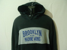 ssy7625 ユニクロ UNIQLO UT ■ BROOKLYN MACHINE WORKS ■ スウェット パーカー プルオーバー ブラック フロントプリント Lサイズ_画像2