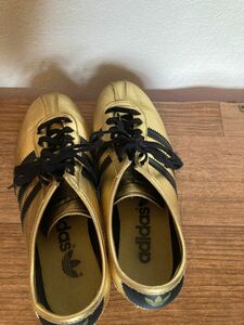 adidasスニーカー ゴールド×ブラック23.5