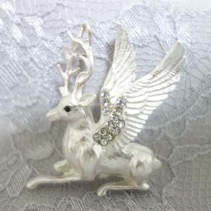 天使の羽をもつ　パールホワイトの 美しい 鹿/シカ　クリア輝石　ブローチ