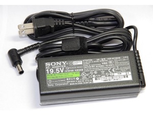 【中古パーツ】SONY ソニーVJ8AC19V77/ADP-65UH E 19.5V 3.3A ACアダプタ 外径6mm ■J8AC19V77