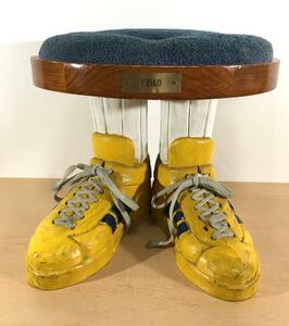○ハンドメイド 木製椅子 黄色 靴型 座椅子 アート スニーカー イス 芸術 カフェ