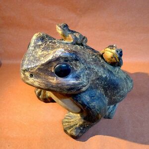 k383 信楽焼 蛙 大きなカエルの置物 重さ約6kg サイズ:幅約33cm 高さ約29cm 奥行約38cm/140