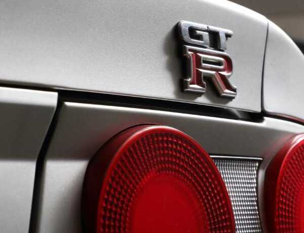 日産純正 R33 スカイライン GT-R オーテックバージョン 限定車4ドア専用 リアトランク GTR エンブレム1個 新品 納期かかります在庫確認必須