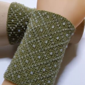 ★no.137 ビーズを編み込んだリストウォーマー ハンドメイド ビーズニッティング