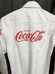 コカ・コーラ【中古品・古着】工場勤務社員現行品／ワークシャツ【非売品】・サイズ「Ｍ」・カラー「白系／赤文字」・素材「ペット樹脂系」