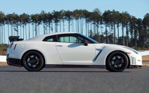 日産 GT-R NISMO R35 Bホワイトパール 2014年 ニッサン NISSAN 壁紙ポスター 特大ワイド版921×576mm （はがせるシール式） 004W1