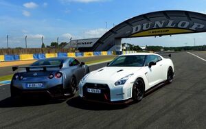 日産 GT-R NISMO R35 Bホワイトパール & Dマットグレー 2014年 NISSAN 壁紙ポスター 特大ワイド版921×576mm （はがせるシール式） 007W1