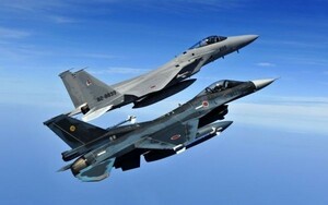 航空自衛隊 戦闘機 F-15J イーグル & F-2A 平成の零戦 JASDF 絵画風 壁紙ポスター ワイド版 603×376mm （はがせるシール式） 005W2