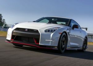 日産 GT-R NISMO R35 Bホワイトパール 2014年 ニッサン NISSAN 壁紙ポスター 特大A1版830×585mm （はがせるシール式） 002A1