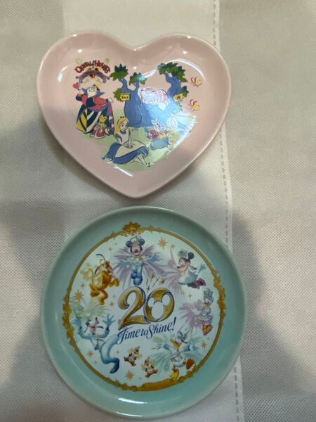食器 ディズニー プレート ミッキー ミニー アリス 20周年 ディズニーランド ディズニーシー 2枚セット 陶器