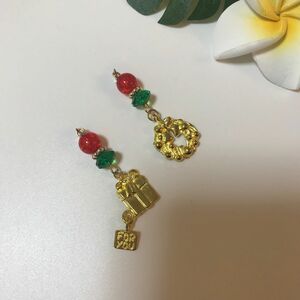 ハンドメイド◎ピアス　クリスマスカラー　リース　プレゼント　ゆれるチャーム