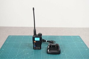 [NZ] [G953860] QUANSHENG UV-5R PLUS 広帯域受信機 バッテリーチャージャー付き