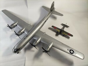 1/72 アカデミー　アメリカ軍　爆撃機　ボーイング　B-29A　エノラゲイ　おまけつき（同スケール隼）　　完成品