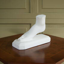 5619k3【石膏像 足の石膏 模型 白 ホワイト 台座付 女の足】女性 オブジェ デッサン モデル_画像3