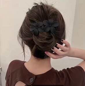 ヘアクリップ　ブラック　花　艶消し　レディース