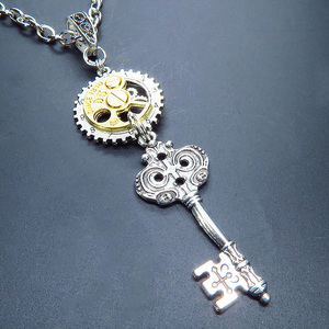 Art hand Auction 带有哥特式钥匙和齿轮的古董银蒸汽朋克项链。长度可调。, 手工制作的, 配饰(女士), 项链, 吊坠, 颈链