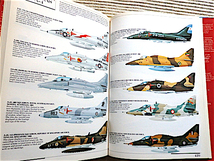 洋書★MILITARY AIRCRAFT MARKINGS & PROFILES★軍用機エアークラフトイラスト集★大判ハードカバー 英国ロンドン★1990_画像9