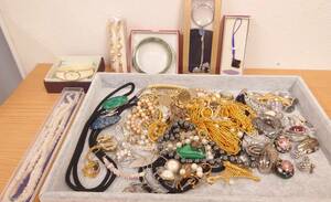 ヴィンテージアクセサリーまとめ　サンゴ　翡翠　真珠　べっ甲　イミテーションフェイク含む　SILVE　イヤリング時計バングル ネックレス等