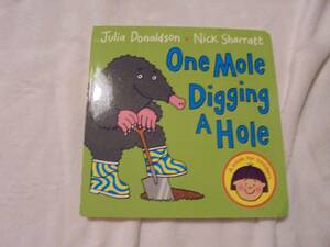 A BOOK FOR TODDLERS JULIA DONALDSON [ONE MOLE DIGGING A HOLE]児童書　絵本　外国　米国 数字カウント絵本