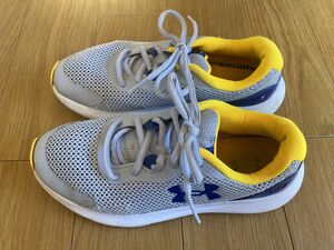 美品 アンダーアーマー サージ3 23cm スニーカー UNDER ARMOUR