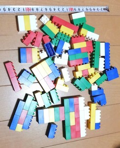 ブロック　知育玩具　カラフル　遊び　積み木