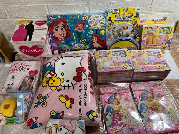 新品ハローキティ枕 ディズニー　プリプリちいちゃん　ミニオンズ　その他女の子用雑貨　15点以上まとめ売り　100〜120サイズ福袋