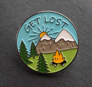 PIN『GET LOST　晴天焚火』■円型//新品 『萌風景』 OUTDOOR アウトドア自然『山.キャンプ』 金属ピンバッジ バッチ■ミリタリー◎激渋