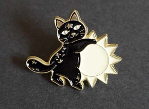 《SN黒猫神秘太陽》◆■新品 『黒金 黒猫 クロネコ 太陽 月 星 』■金属ピンバッジ バッチ■おしゃれ ファッション ラッキーアイテム 開運