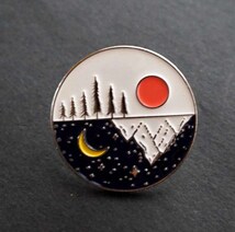 PIN昼夜半円自然風景■円型//新品 『太陽＆月』 OUTDOOR アウトドア自然『山.キャンプ』 金属ピンバッジ バッチ■ミリタリー◎激渋_画像1