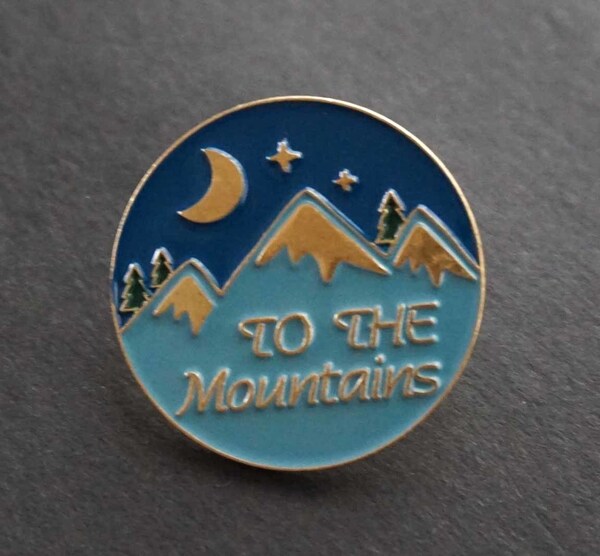 PIN『青空山TM風景』■円型//新品 『TO THE Mountains』OUTDOOR アウトドア自然『山.キャンプ』 金属ピンバッジ バッチ■チャレンジ