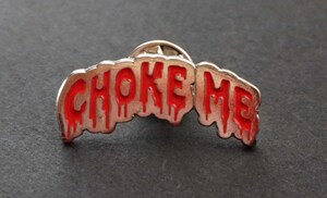 桃流血文字■『CHOKE ME』■■新品『私を窒息をさせて』 ■ ■金属ピンバッジ バッチ■ホラー ■ロック　メタル　バイク■ファッション