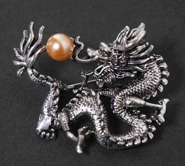 ZB《昔銀龍白玉演舞》■【銀龍・龍神】新品『 ドラゴン DRAGON 龍』高級感 金属 激渋 ピンバッジ バッチ ブローチ■《開運 祈願 ラッキー》