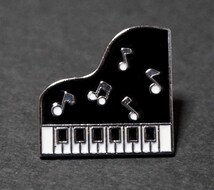 ■《萌黒白グランドピアノ》 新品『ピアノ.楽譜』 PIANO 音楽■金属ピンバッジ バッチ■おしゃれ ファッション ラッキーアイテム ■MUSIC _画像1