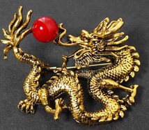 ZB《昔金龍赤玉演舞》【金龍・龍神】新品『 ドラゴン DRAGON 龍』■ロマンチック 高級感 金属 激渋 ピンバッジ バッチ ブローチ■《開運 》_画像1