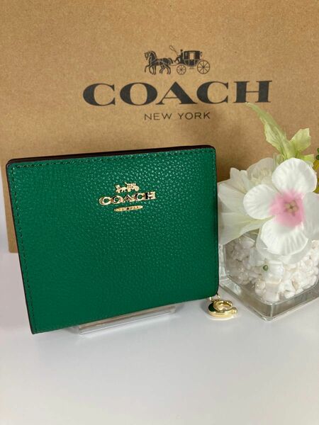 新品　未使用　COACH コーチ グリーンスモール二つ折り財布　箱、紙袋付き