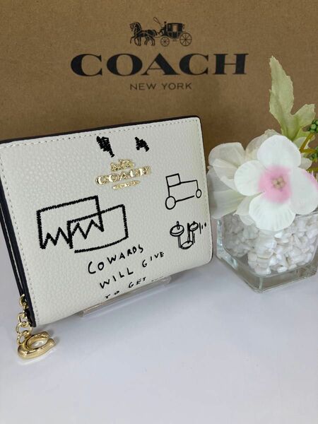 新品　未使用　COACH コーチ ベージュシグネチャースモール二つ折り財布　箱、紙袋付き