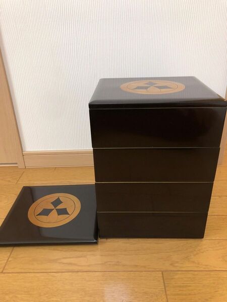 重箱　四段　家紋　丸に九枚笹？ 木製 漆器 黒